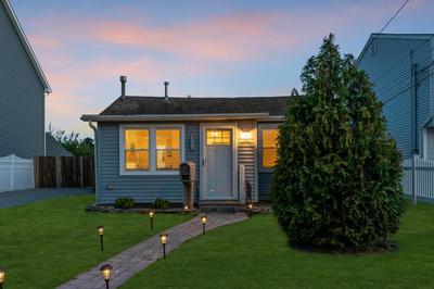 Highly Rated Beach House Blocks to Beach & Main St 6 Badges, Patio, Grill