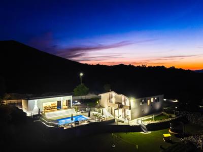 Jackal Holiday House with a heated pool and a jacuzzi