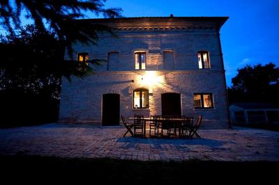 Family friendly chic Italian farmhouse with pool