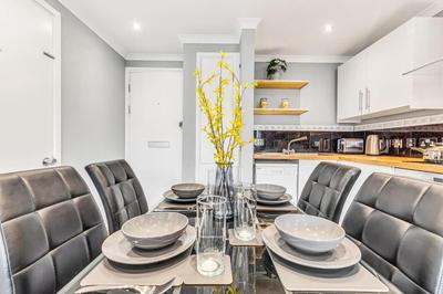 LUXstay Earls Court Apartment - Sleeps up to 7