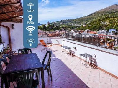 Casa ampio terrazzo al centro