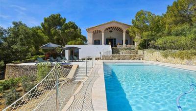 Atemberaubende Villa mit Meerblick und Pool