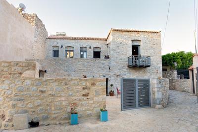 Stenorougi Charias