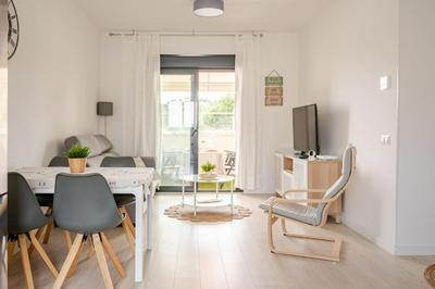 Apartamento nuevo, Disfruta del silencio, familias con niños, aire acondicionado, 2 baños, Wifi, terraza, playa, toallas y sombrillas