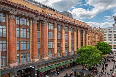 Charming 2 BD Apartment facing Harrods - with AC & Private Balcony
