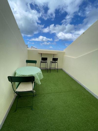 Seaside room in a Peniche townhouse featuring a private bathroom and shared access to the swimming pool and kitchen