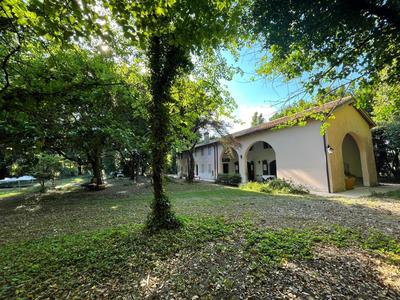 Private villa in the park close to Venice