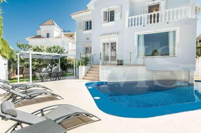 Full house with pool, BBQ and garden by REMS