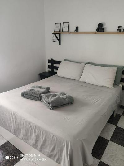 Habitación 2 en tercera planta sin ascensor no és un piso entero! A compartir Baño y cocina!