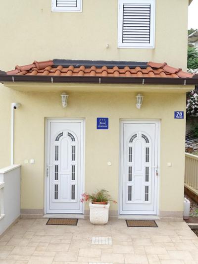 6 pax Apertment ON THE BEACH with Terrace, Sea view, Garden, Parking ensured, first floor