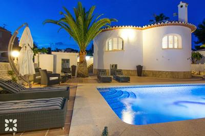 Villa Mackay by Abahana Villas