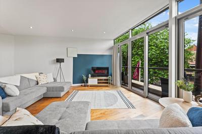 Designer Apartment in Central Lincoln - Sleeps 8