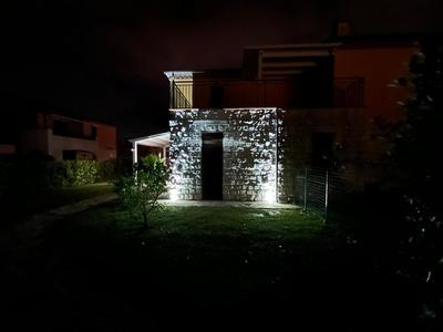 Casa Antia, nuovo bilocale con giardino in Residence con piscina