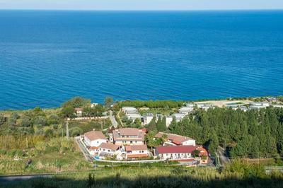 Two-room apartment with swimming pool and breakfast included, 2 km from Tropea
