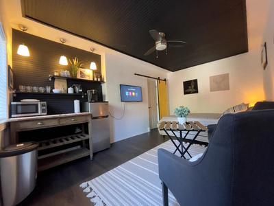 Lovely Spacious Guesthouse in Mills 50 District