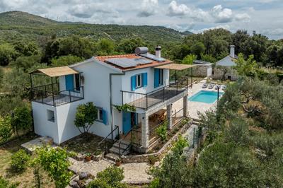 House Forest Green - secluded with swimming pool