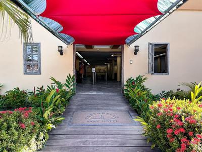 Suiíte com ar condicionado, frigobar e mesa para trabalho. Localizada no Hotel Porto Belo Park, com parque aquático (sem custo para a utilização), quadras,