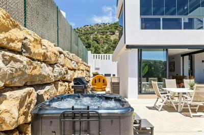 ViVi Homes - Villa Yara Pool, Sauna, Jacuzzi & Cinema