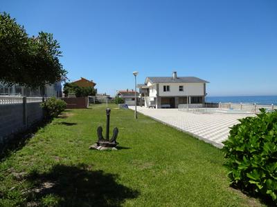 Casa con piscina junto al mar