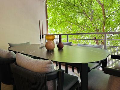 Lily's Maison II The Breeze