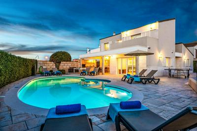 Villa Gris by Villa Plus