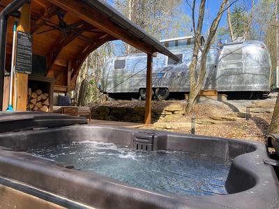 Luxury Airstream w hot tub, king bed, & grill