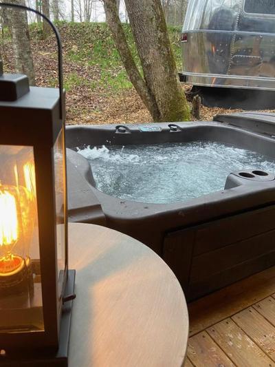 Airstream w Bathtub, River, & Hot Tub