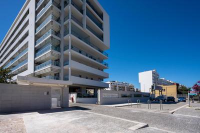 GuestHost - Kind Park - Sleek Apartment with Terrace & Parking