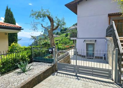 Bellavista lago Apartment patio and view by Gardadomusmea
