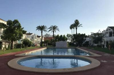 Bajo con piscina y jardín en Denia