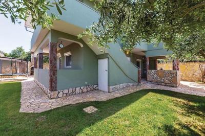 House for 8 people very close to the beach