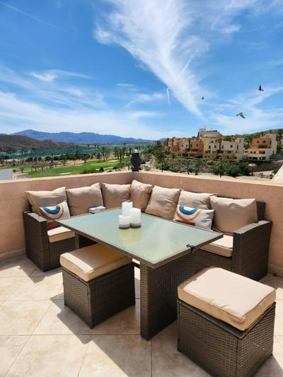 Ático esquinero con preciosas vistas al Valle del Este Golf con piscina comunitaria!