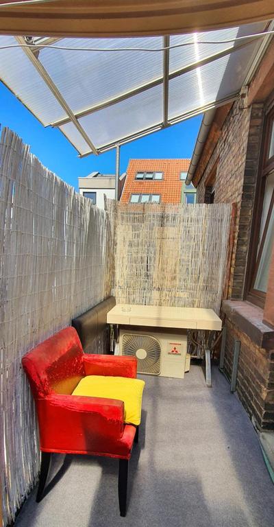 Helles Zimmer mit Kingsize-Bett