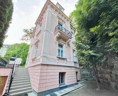 Poet's Theme Room, Free Parking