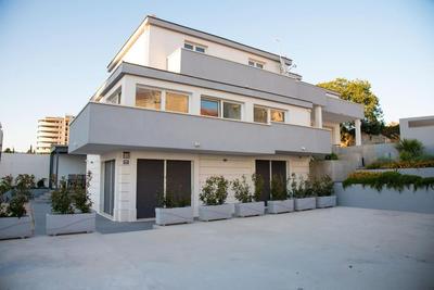 Apartman 76 - Modern Apartment with On-Site Private Parking