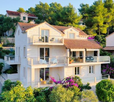 VILLA PHILIPPA - luxurious five-room villa - idyllic location - first row to the sea - spectacular view of the sea bay - unforgettable sunsets - 15 minutes