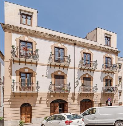 Dimora degli Scalzi - Dive into Palermo's History