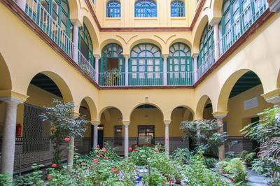 NEW! Luxurious & chic duplex next to the Cathedral