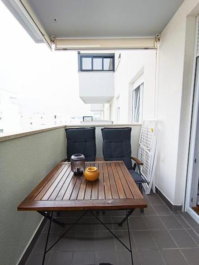Teal Apartment-free garage parking