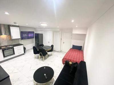 THE ROYAL BOUTIQUE REGENT LODGE by LONDON , SLEEP 8