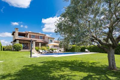 Villa De Flora with salt water pool & sea view near Fažana