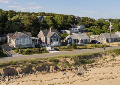 Sandy beach cottage on Wellfleet Bay