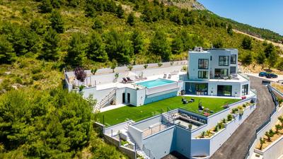 Villa Naaria, unique view, infinity pool and complete privacy