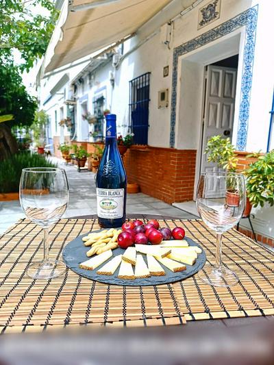 Típico y pintoresco patio de vecinos, con encanto