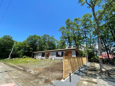 森deワーケなすっぽ 木の温もりとホテルライクな佇まい 森のバレルサウナ