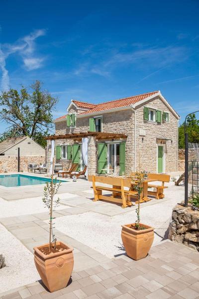 Villa Cavalleria Rusticana with heated pool and vineyard