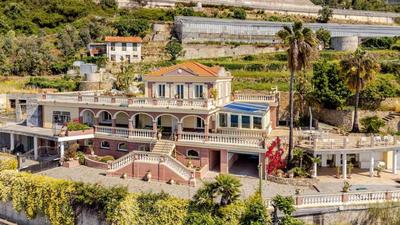 Villa Miramare con Ampia Piscina Riscaldata e Vista Mare