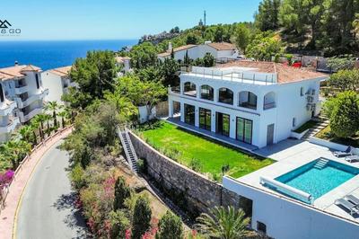 Luxury Designer Villa & Pool