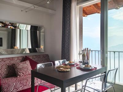 Beatrice - vibrant flat with Lake view