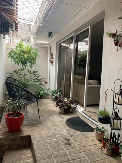 Room near Airport/ Cerca del Aeropuerto